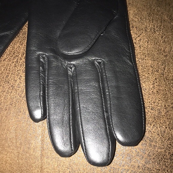 πHPπNew scalloped edge embroidered leather glove - Picture 5 of 8